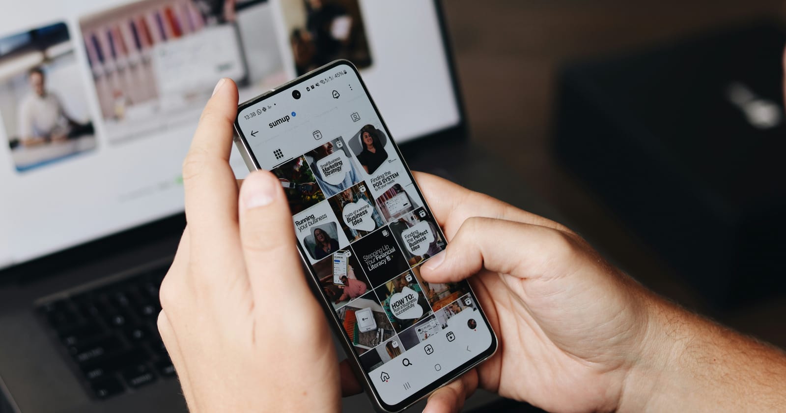 Mãos segurando um celular aberto no perfil do Instagram de uma empresa, ilustrando os recursos pagos do Instagram Plus