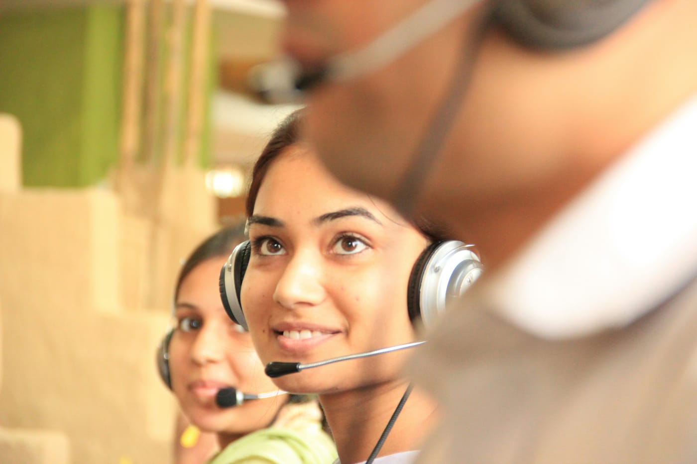 Equipe de atendimento com headset respondendo clientes rapidamente em escritório